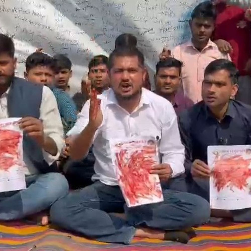 गोंडा में पुल निर्माण को लेकर खून से लिखा पत्र:राष्ट्रीय छात्र पंचायत और स्थानीय लोगों ने राष्ट्रपति, PM-CM को भेजा पत्र