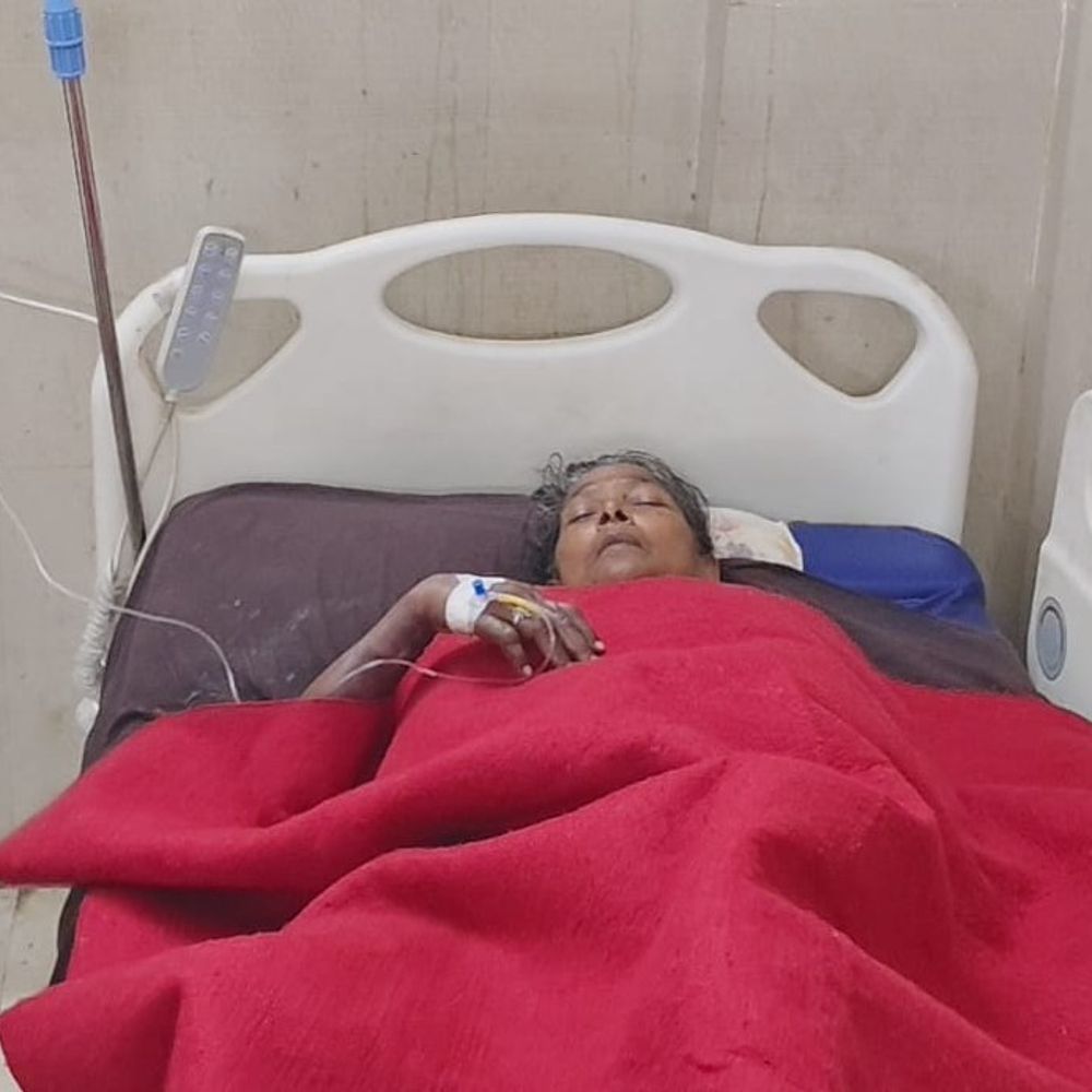 बहराइच में अलाव तापते बुजुर्ग महिला झुलसी:दोनों पैर गंभीर रूप से जले, जिला अस्पताल में भर्ती, हालत स्थिर