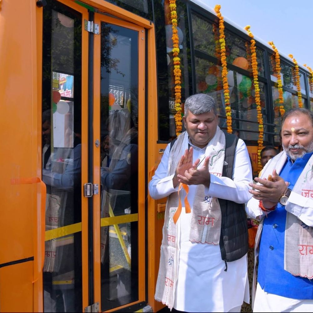 लखनऊ-हनुमानगंज बस सेवा शुरू:ग्रामीणों ने कैबिनेट मंत्री आशीष पटेल का आभार जताया