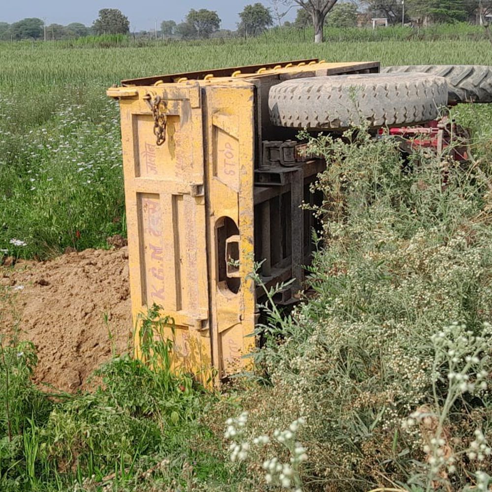 जालौन में ट्रैक्टर-ट्रॉली पलटी:अवैध मिट्टी खनन के दौरान चालक की मौत, पुलिस ने स्थानीय लोगों की मदद से शव निकाला