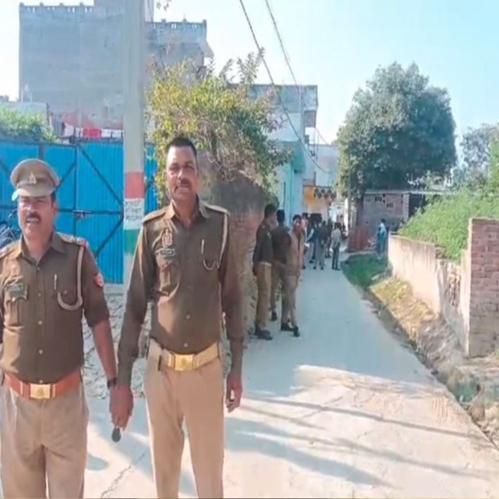 होली दहन स्थल पर बनी दीवार गिराई गई:शाहजहांपुर में ग्रामीणों को परिक्रमा करने में आ रही थी दिक्कत, गांव में पुलिस बल रहा तैनात