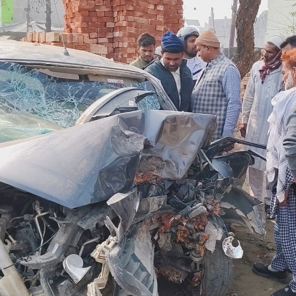 बरेली में एक्सीडेंट में तीन की मौत:कार से जा रहे थे, पेड़ से टकराए, मौके पर ही दम तोड़ा