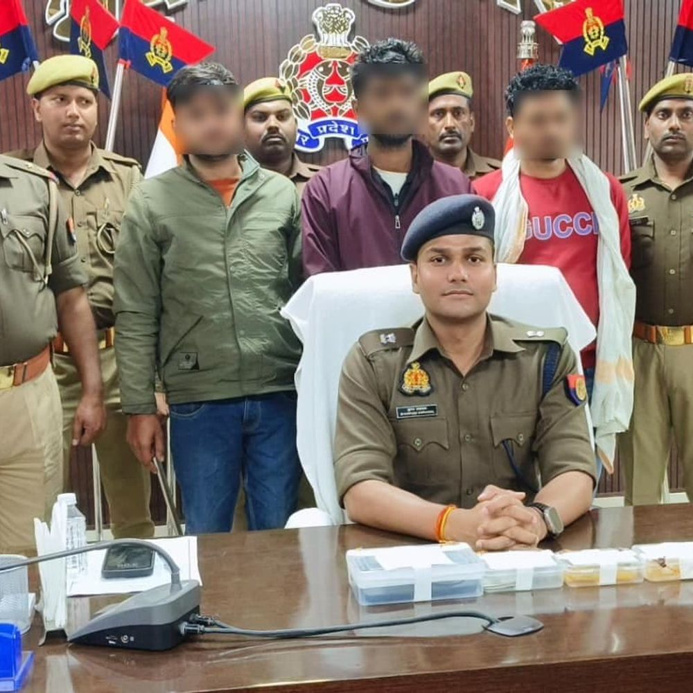 फर्जी पेमेंट से ठगी, सोना-चांदी सहित तीन गिरफ्तार:पुलिस ने आरोपियों से नकदी भी बरामद की, अपर पुलिस अधीक्षक ने दी जानकारी।