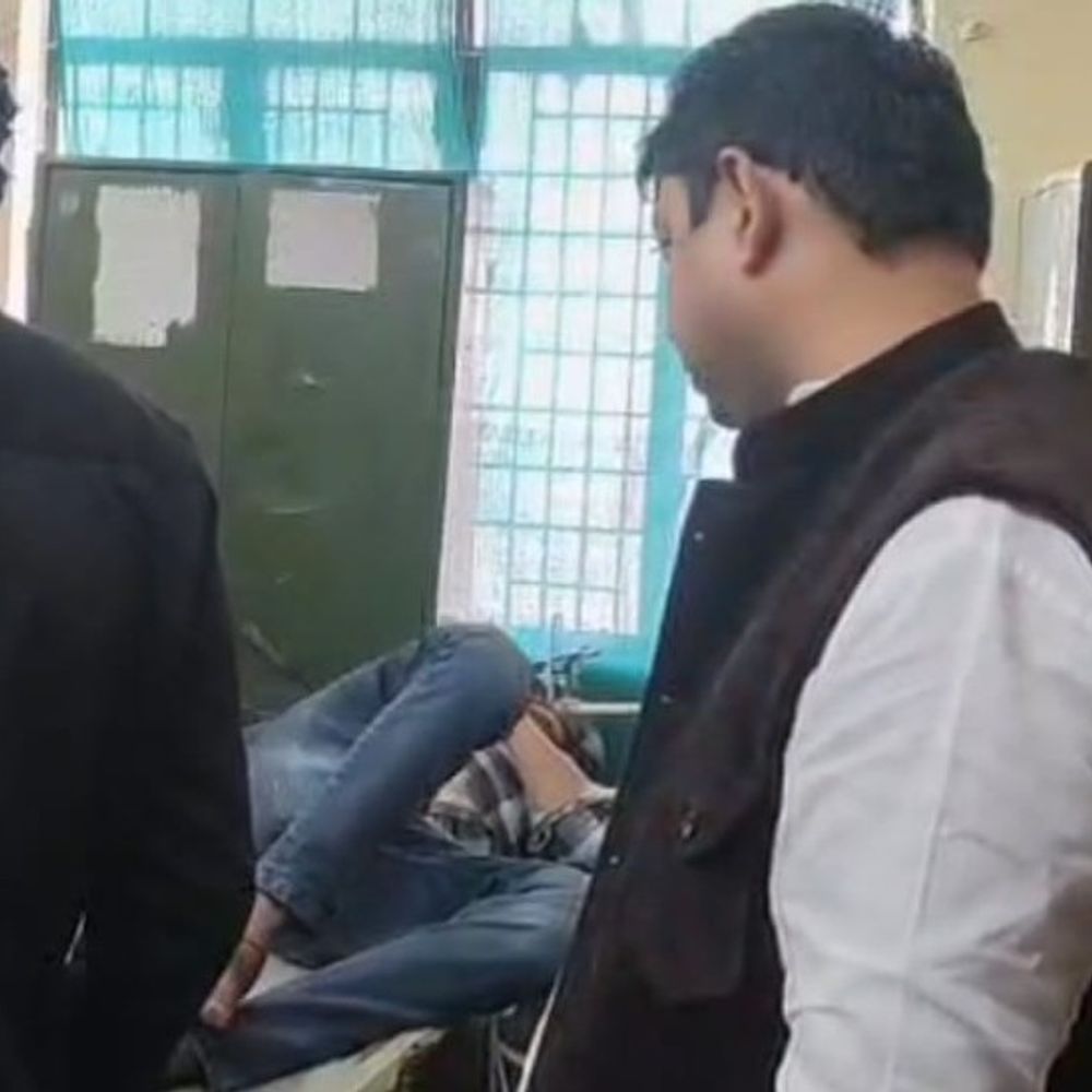 हमीरपुर में दो बाइकों की आमने-सामने भिड़ंत:चेयरमैन ने घायलों को पहुंचाया अस्पताल, दो की हालत गंभीर; जिला अस्पताल रेफर