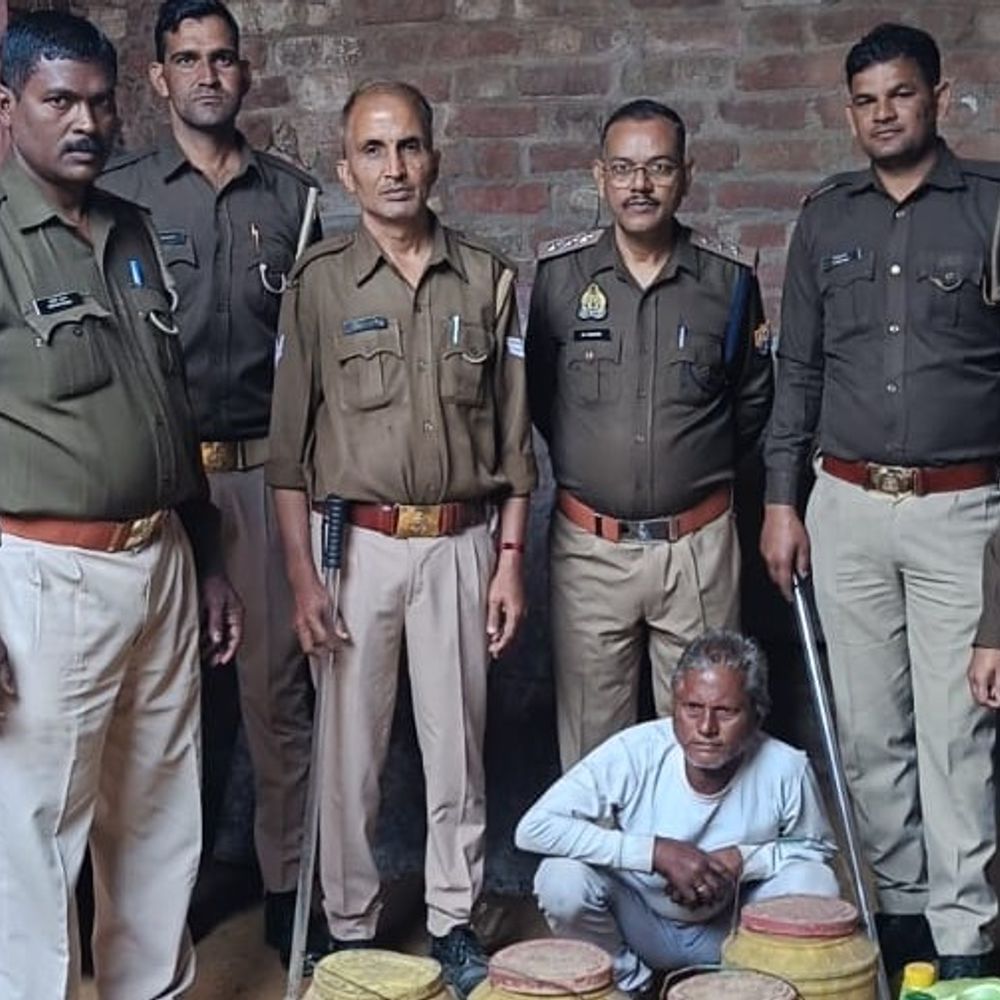 फिरोजाबाद में अवैध शराब पर बड़ी कार्रवाई:45 लीटर कच्ची शराब बरामद, 150 किलो लहन नष्ट, दो केस दर्ज