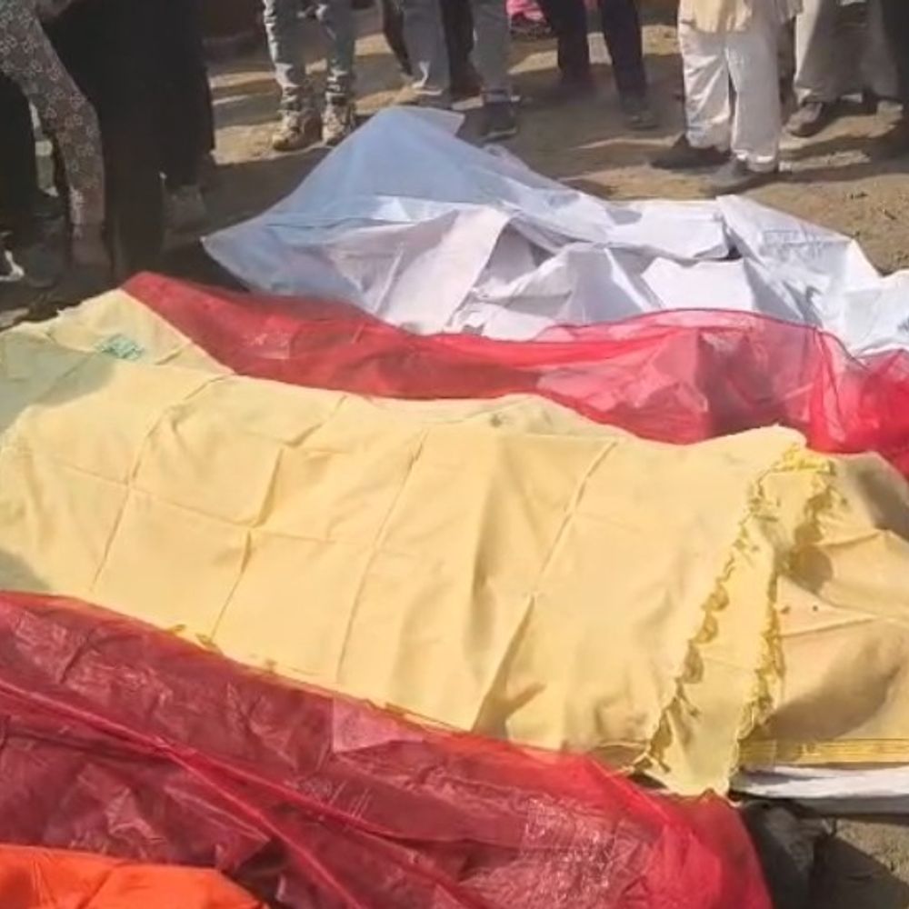 एक साल जलीं एक ही परिवार की 5 चिताएं:कासगंज में बंद मकान में मृत मिले थे, पति-पत्नी, 3 बच्चे, हुआ अंतिम संस्कार