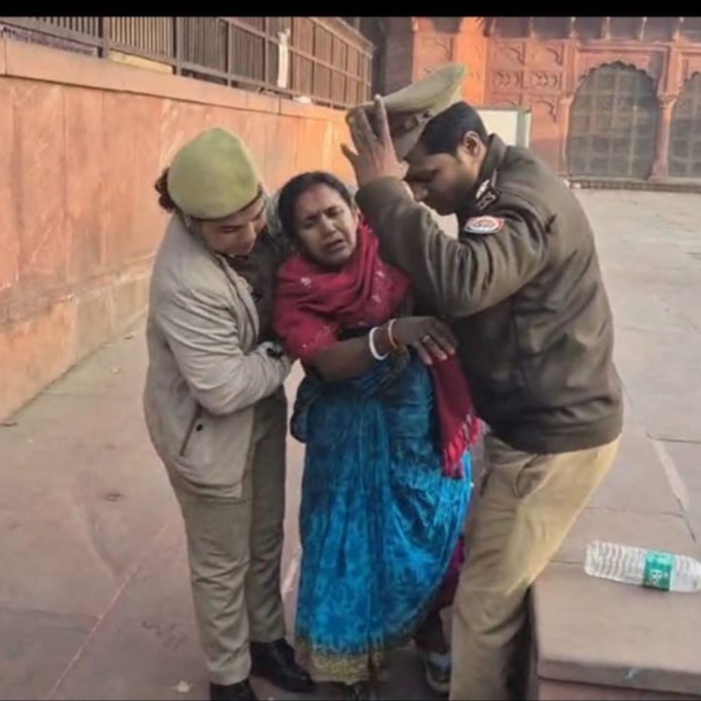 ताजमहल में महिला पर्यटक सीढ़ियों से गिरकर घायल:पैर में आई गंभीर चोट, पश्चिम बंगाल से आई थी महिला