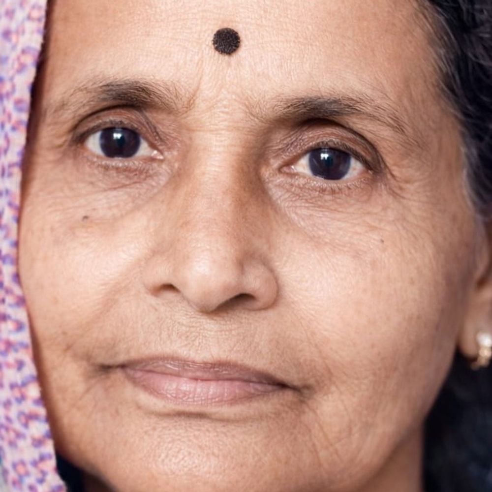 कुशीनगर में पटाखा फटने से बुजुर्ग महिला की मौत:गिलास का टुकड़ा गले में धंसने से कटी मेन नस, खून अधिक निकलने से गई जान