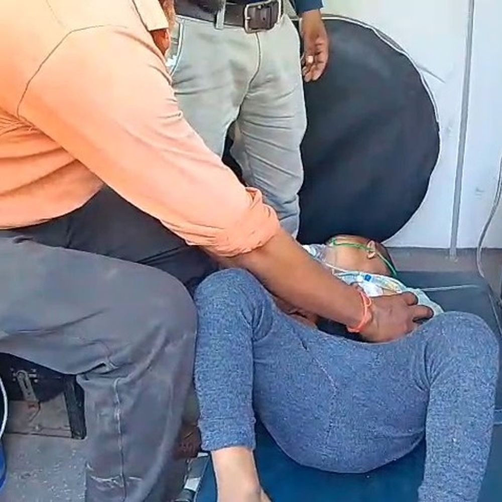 उन्नाव में खिचड़ी खाने से 9 लोग बीमार:फूड प्वाइजनिंग के बाद अस्पताल में भर्ती, हालत गंभीर