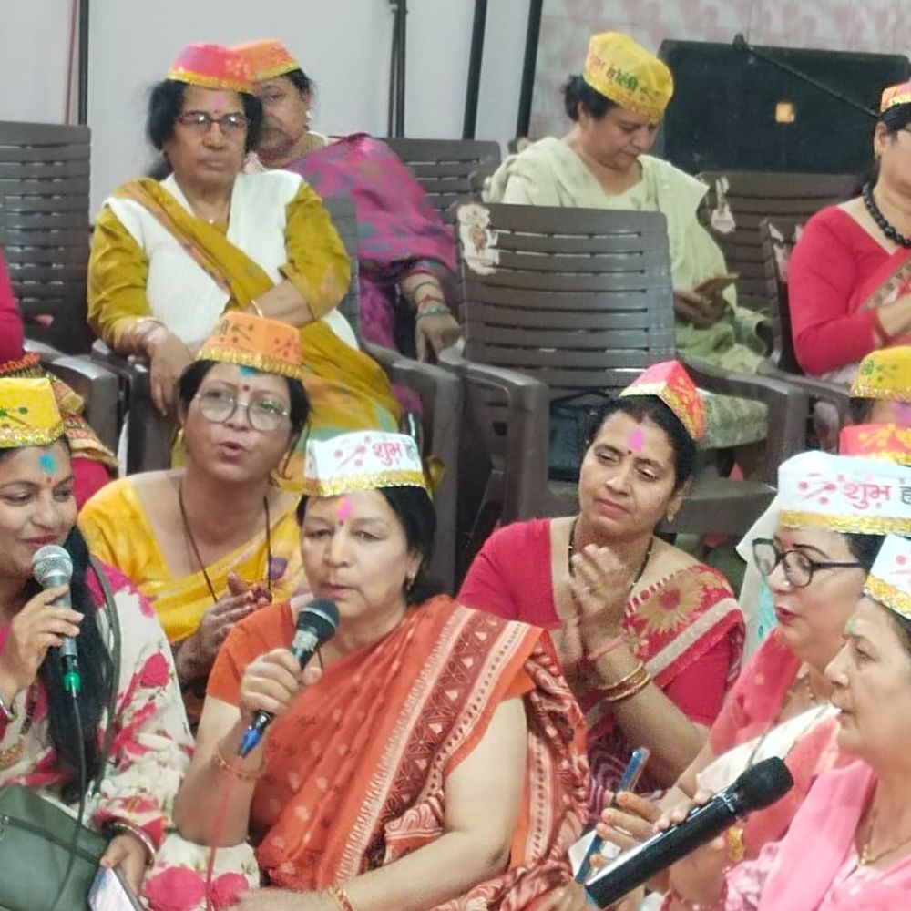 लखनऊ में होली बैठक:श्री रामलीला भवन में महिलाओं-पुरुषों ने बिखेरे फाग के सुर