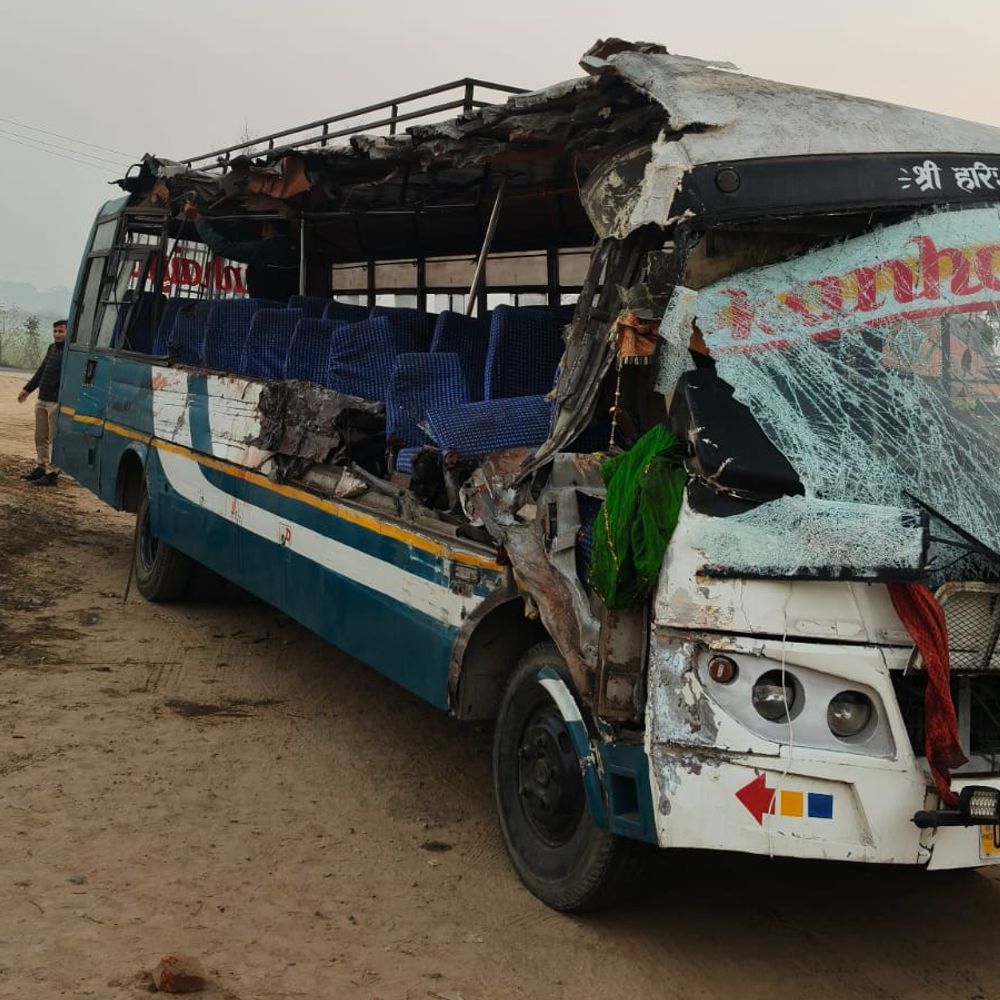 बदायूं में दो बसों की टक्कर, 3 की मौत:मेरठ हाईवे पर आमने-सामने भिड़ीं, खिड़कियां काटकर निकाले गए 12 घायल