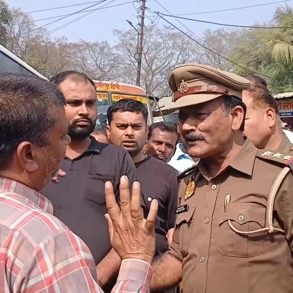 हमीरपुर में डग्गामार चालक ने बस ड्राइवर को पीटा:सवारियां ढोने को लेकर विवाद, आरोपी पर मुकदमा, वाहन सीज