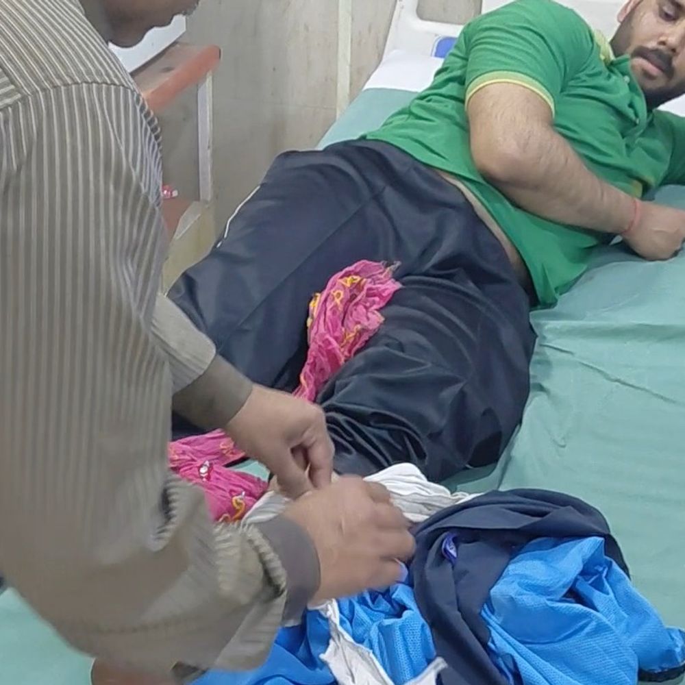 युवक को सांप ने काटा, साथी सांप को अस्पताल लाए:मृत सांप को पॉलिथीन में लेकर आए थे, डॉक्टर को दिखाकर कहा- इसी ने काटा है