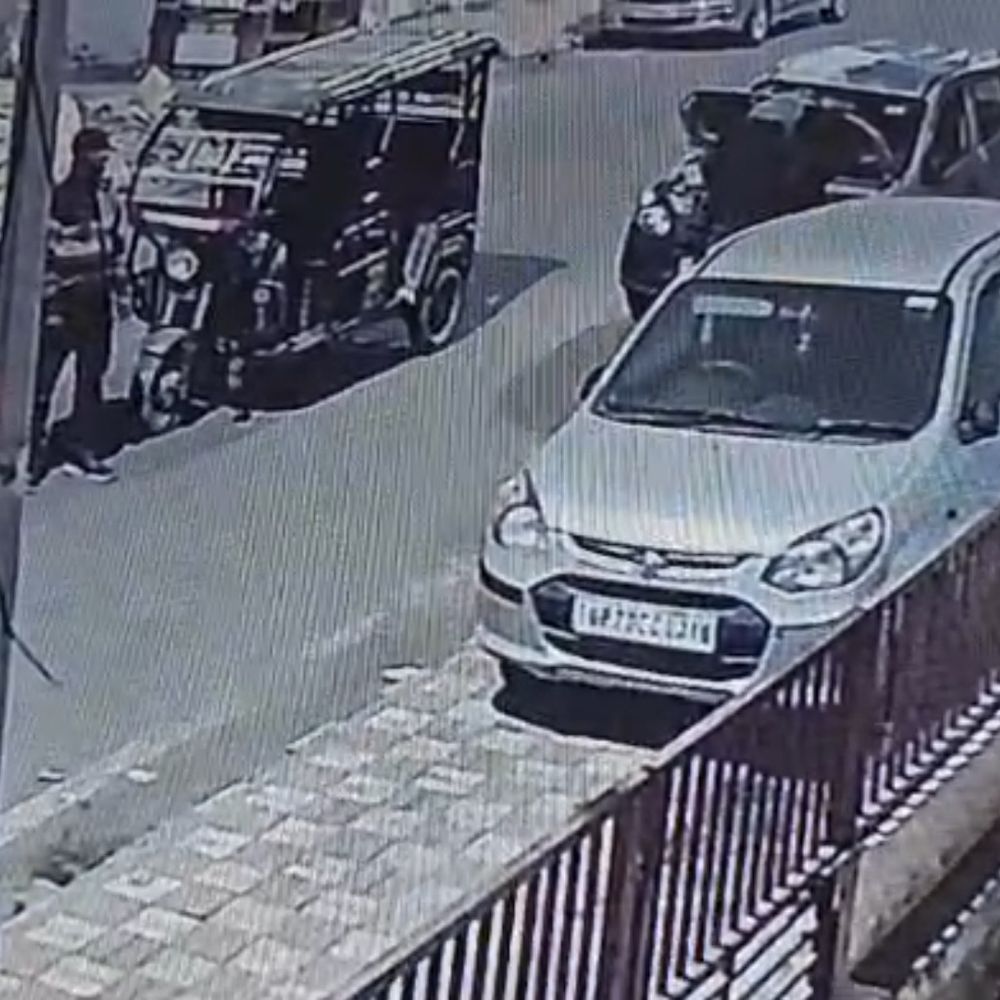 प्रयागराज: ई-रिक्शा से आए चोरों ने दो कारों की बैटरी:पेशेवर अंदाज में 3 मिनट में बोनट खोलकर ले गए, वारदात CCTV में कैद