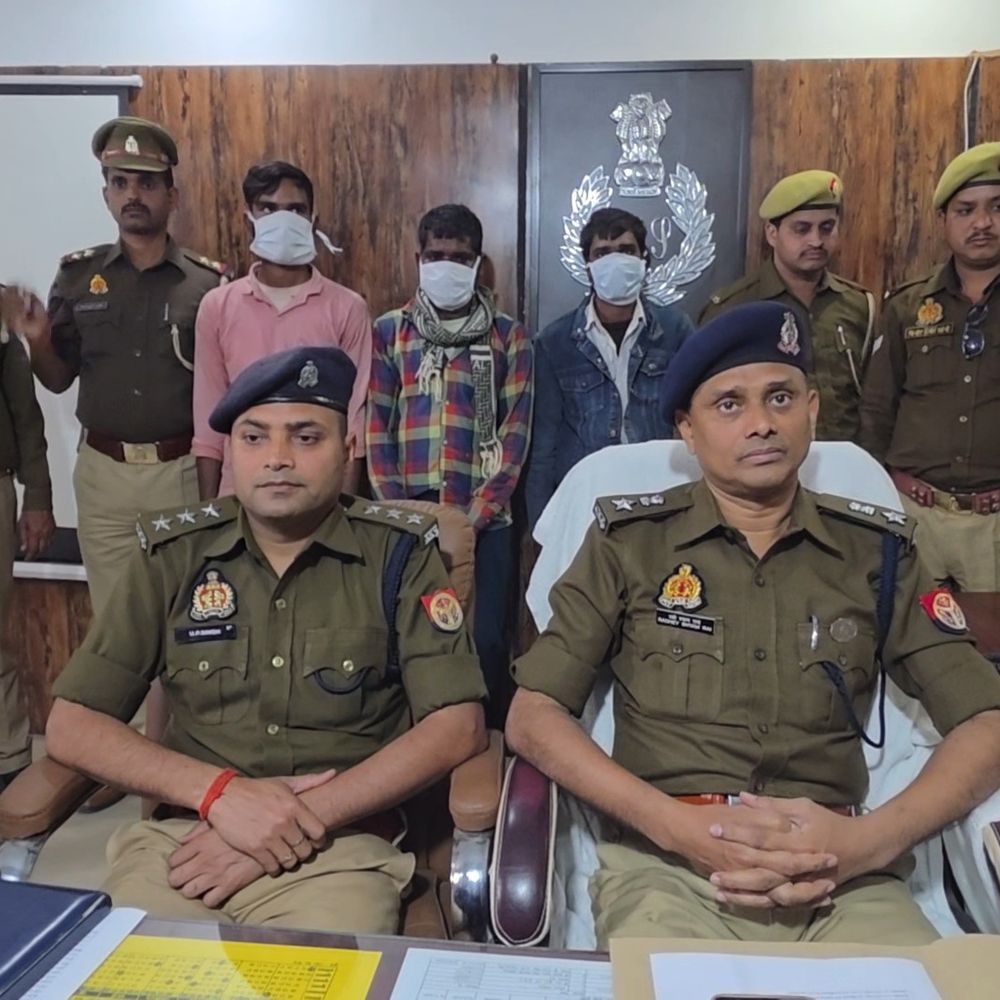 सर्राफा दुकान में चोरी करने वाले तीन गिरफ्तार:3.5 किलो चांदी, सोने के आभूषण, नकदी और कार बरामद; नेपाल में बेचते थे माल