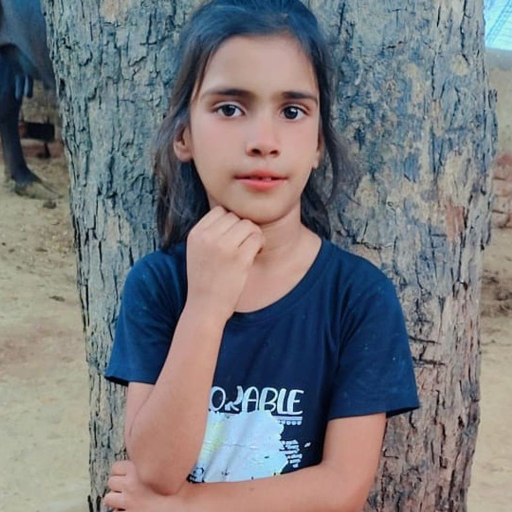 ट्रक ने सड़क पार कर रही बालिका को कुचला:अलीगढ़ में आक्रोशित ग्रामीणों ने ट्रक में लगाई आग, शादी में आई थी