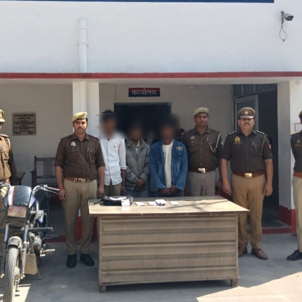 अमेठी में दूल्हे के पिता से लूटने वाले तीन गिरफ्तार:47 हजार नकद, हैंडबैग और मोटरसाइकिल बरामद