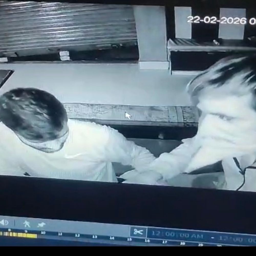 ज्वैलर्स की दुकान में लाखों के जेवरात चोरी:ललितपुर में सीसीटीवी में कैद हुए दो चोर, छत के रास्ते हुए थे दाखिल