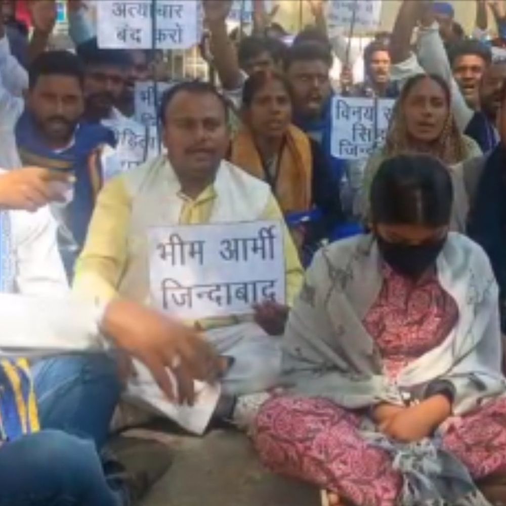 नाबालिग से गैंगरेप, न्याय के लिए भटक रही मां-बेटी:अपना दल एस ने समर्थन वापस लिया, भीम आर्मी साथ, पीड़िता को परीक्षा से रोका