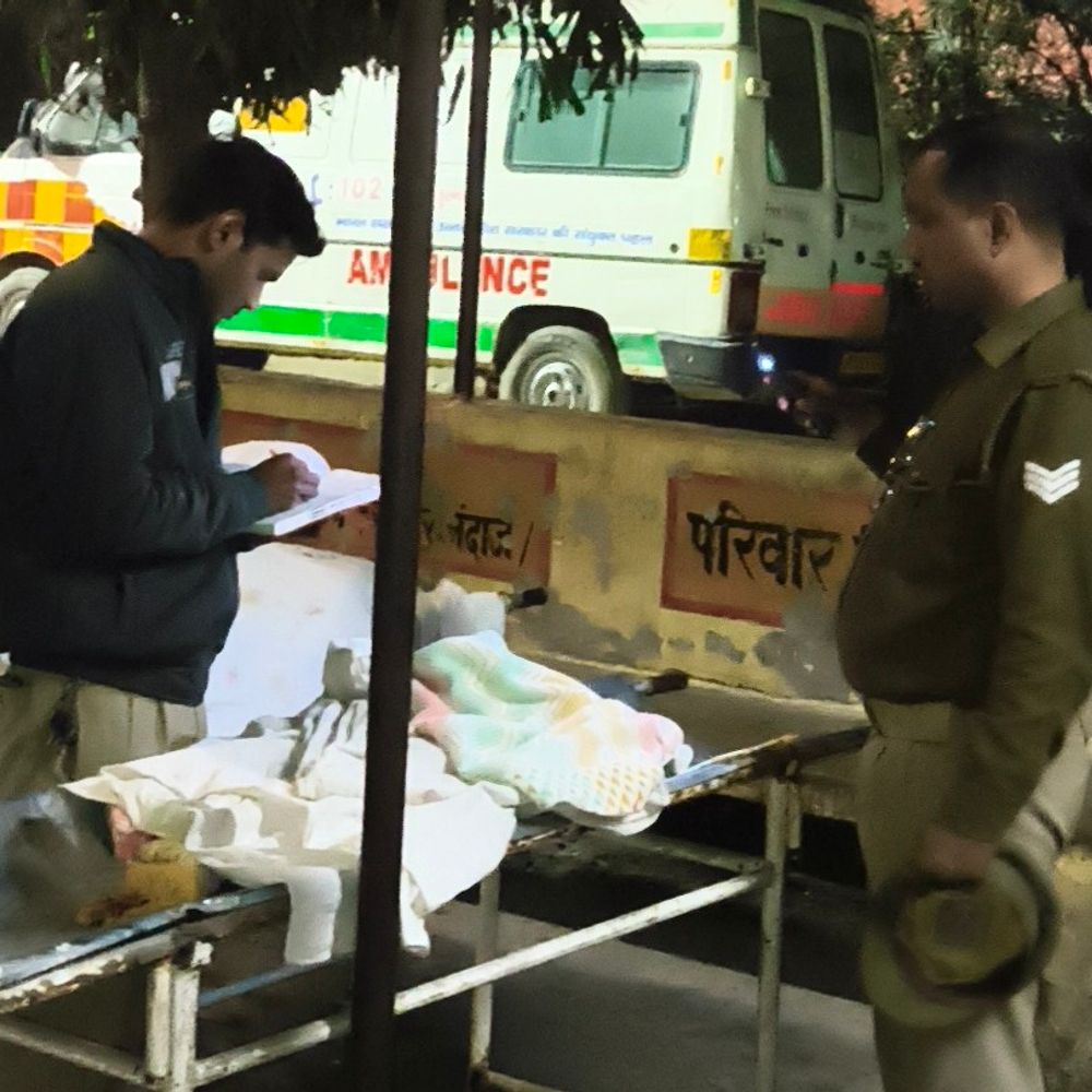 बरेली में डंपर की टक्कर से मां-बेटे की मौत:पहिए के नीचे दबने से बेटे ने मौके पर ही दम तोड़ा, पति गंभीर घायल