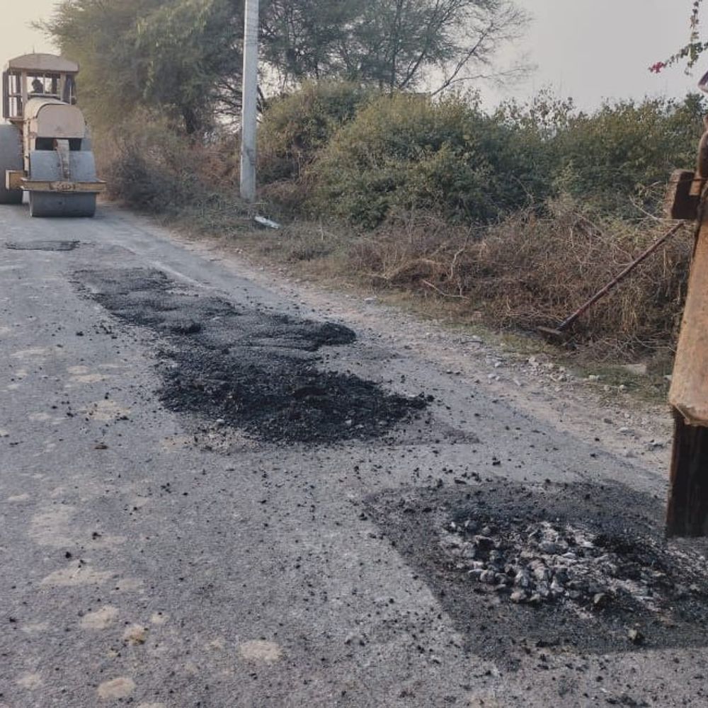 महोबा में पीएम सड़क की मरम्मत में धांधली:ठेकेदार-PWD की मिलीभगत से 2 साल बढ़ाई अवधि, काम अधूरा