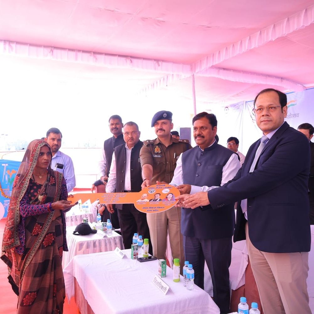 औरैया में जज-अफसरों ने बच्चों साथ काटा केक:लोगों को सरकारी योजनाओं का लाभ दिया, कानूनी जानकारी भी दी