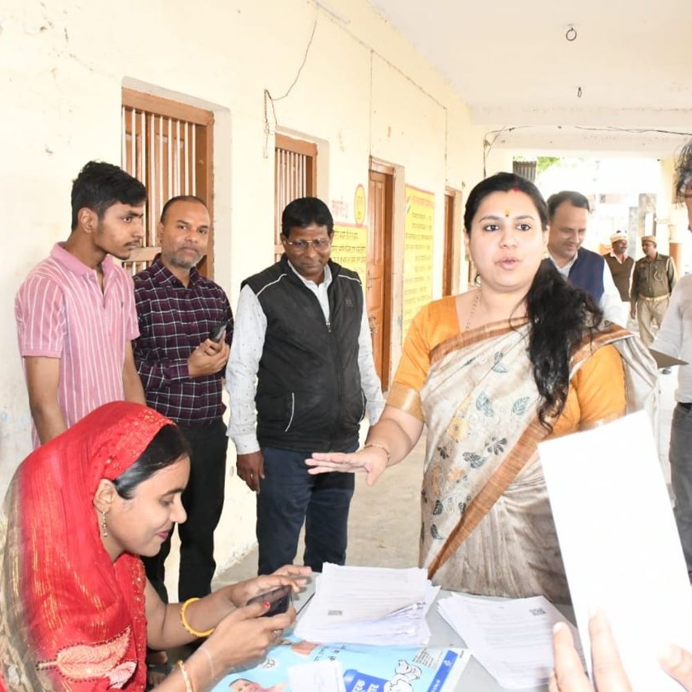 मतदाता सूची में नाम जोड़ने का विशेष अभियान:डीएम ने बूथों का निरीक्षण कर व्यवस्थाओं का लिया जायजा