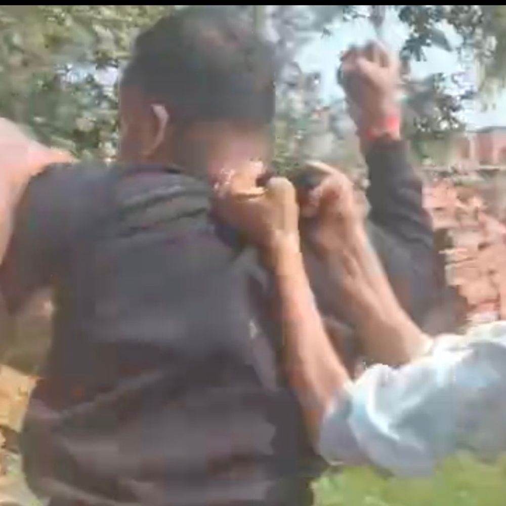 मऊ में रास्ते के विवाद में मारपीट का VIDEO:सरकारी जमीन पर गड्ढा खोदने को लेकर दो पक्ष भिड़े, जमकर चले लात-घूंसे