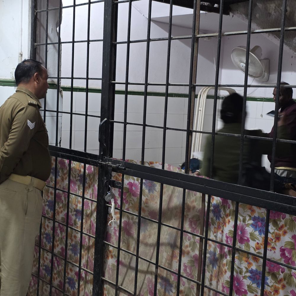 संभल में सड़क हादसे में महिला की मौत, पति घायल:ट्रक ने बाइक को टक्कर मारी, ननद के घर जा रही थी