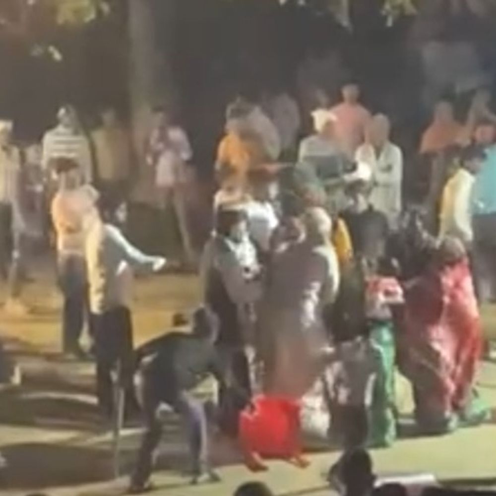 फिरोजाबाद में बारात में मारपीट, दुल्हन की मां घायल, VIDEO:हमलावरों ने दौड़ाकर पीटा, दो बारातियों को भी आई चोट