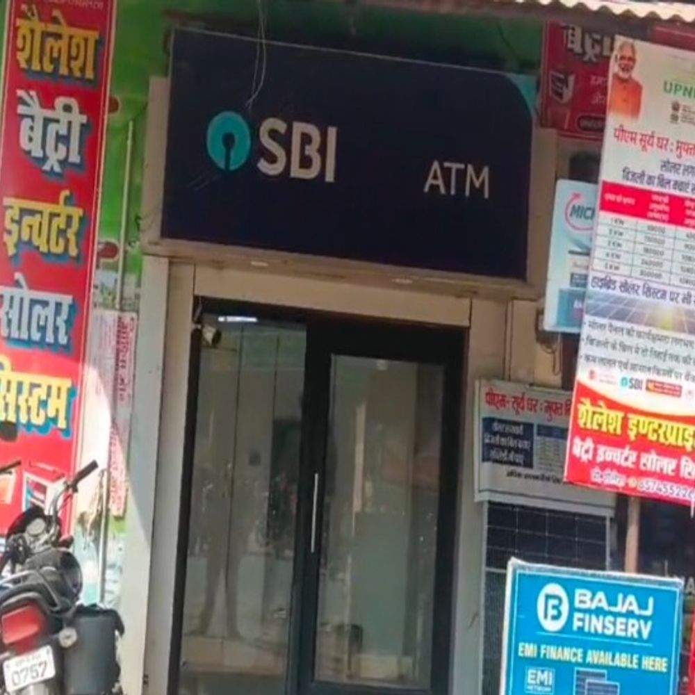 सुल्तानपुर में एटीएम बदलकर उड़ाए 55 हजार रुपए:पुलिस की दो टीमें वर्कआउट के लिए लगाई गईं, सीसीटीवी फुटेज खंगाल रही