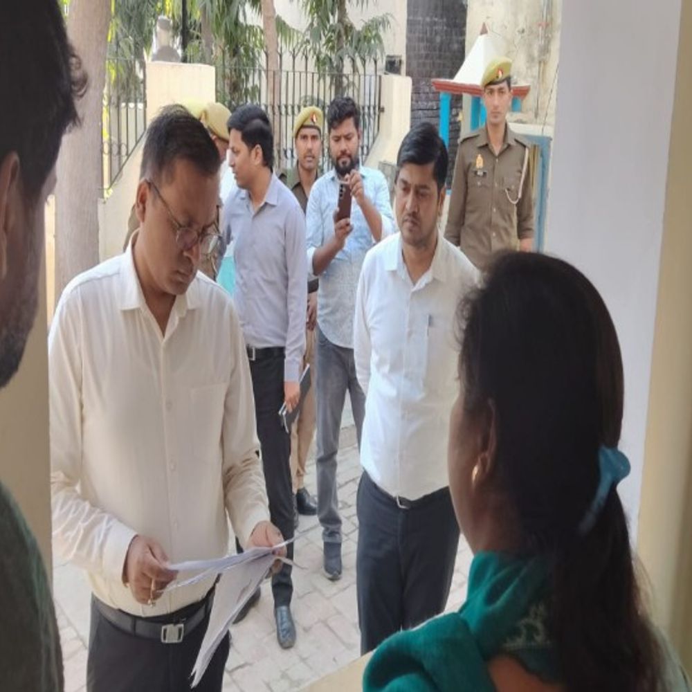 शाहजहांपुर में डीएम ने बूथों का किया निरीक्षण:कहा- पात्र नागरिकों का नाम मतदाता सूची में न छूटे