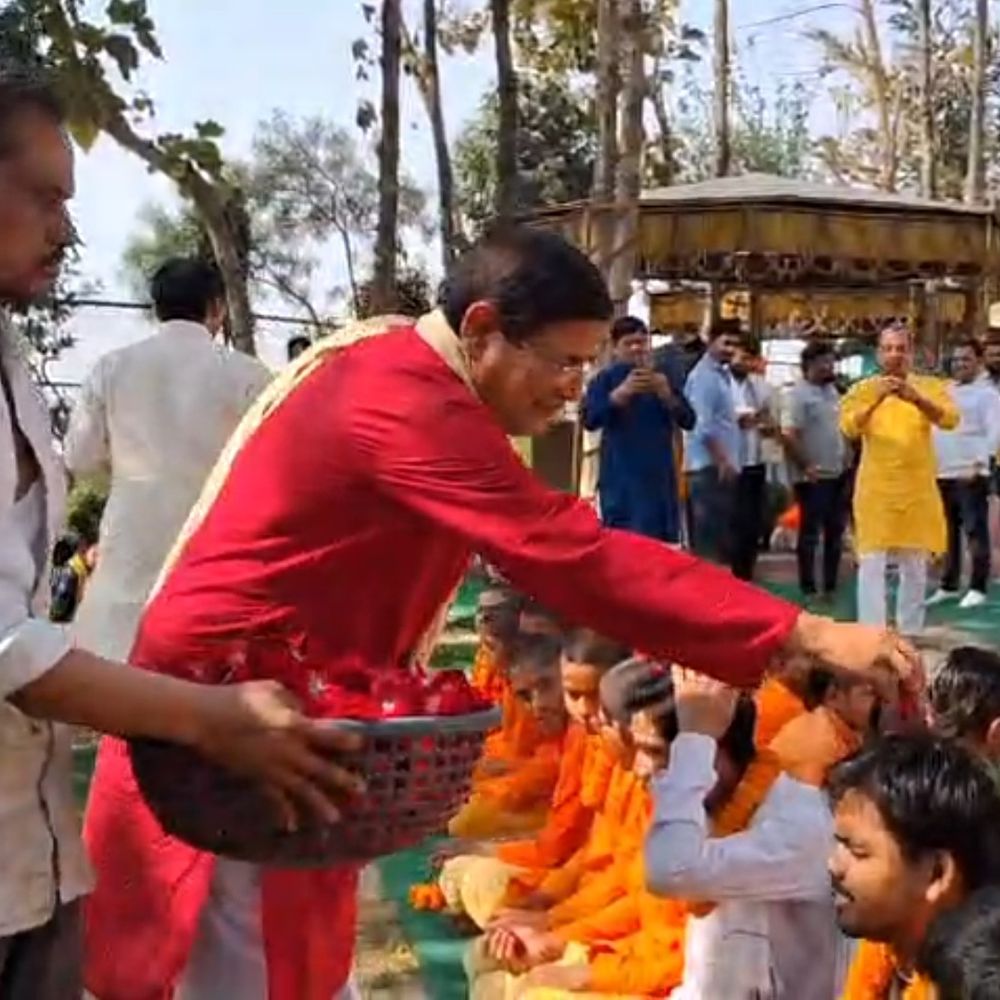 आचार्य हरि कृष्ण शुक्ला ने 200 बटुकों को आश्रम में:माघ मेले की घटना के बाद सामाजिक संवेदनशीलता से सम्मान