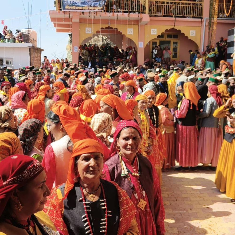 रामपुर में देव संस्कृति का अद्भुत संगम:  ढोल-नगाड़ों के बीच देव मिलन, प्राण प्रतिष्ठा समारोह में उमड़ी श्रद्धालुओं की भीड़ – Rampur (Shimla) News