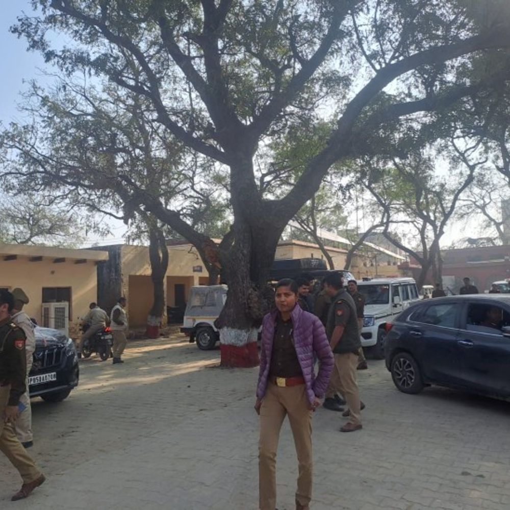 मथुरा पुलिस की साइबर ठगों के खिलाफ कार्यवाही:देवसेरस के बाद शेरगढ़ इलाके में दी दविश, 45 से ज्यादा साइबर ठगों को लिया हिरासत में