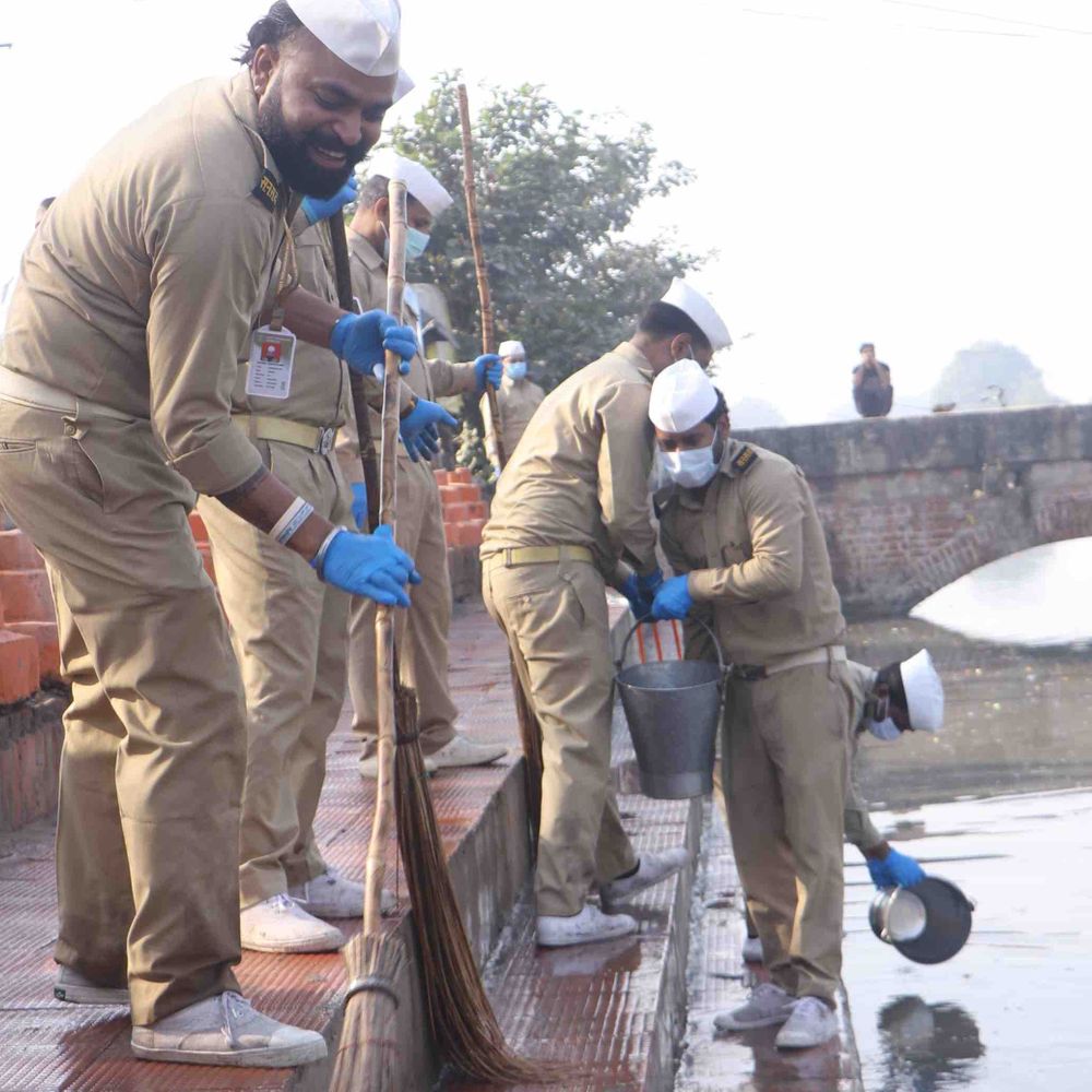 संत निरंकारी मिशन ने कानपुर में चलाया स्वच्छता अभियान:प्रोजेक्ट अमृत के तहत घाटों पर की गई सफाई