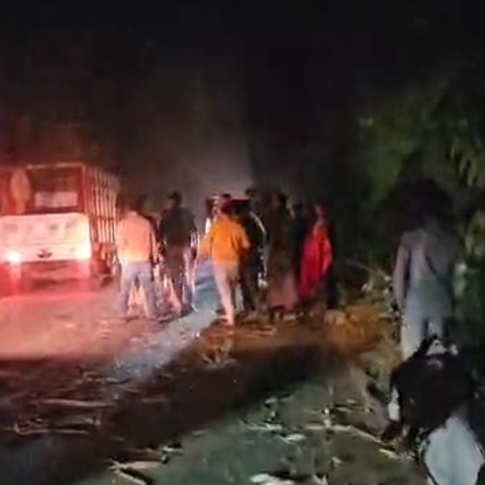 सड़क हादसे में महिला की मौत, परिजनों ने जाम लगाया:डाले की टक्कर से बेटा गंभीर घायल, डाला लेकर चालक फरार