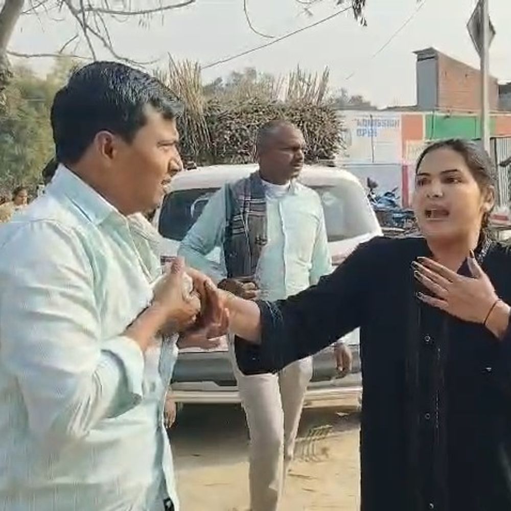 शिक्षिका ने शिक्षक की पत्नी पर केस दर्ज कराया:सीतापुर में बुर्के में रेकी कर पिटाई और छवि धूमिल करने का आरोप,अवैध संबंधों की बात को नकारा