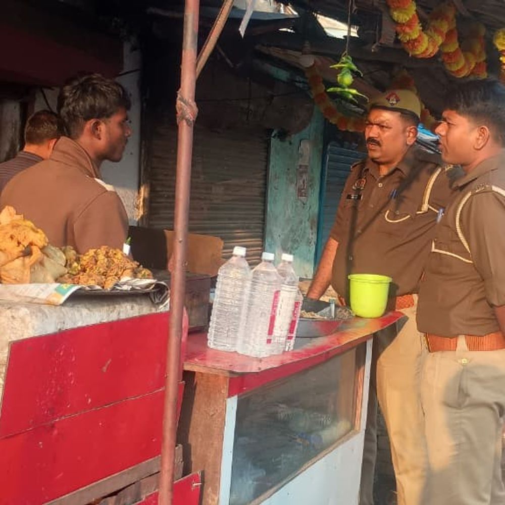 सड़कों पर उतरी बलरामपुर पुलिस:गुमशुदा बच्चों की तलाश में चलाया 'ऑपरेशन खोज', दुकानदारों और राहगीरों से की पूछताछ