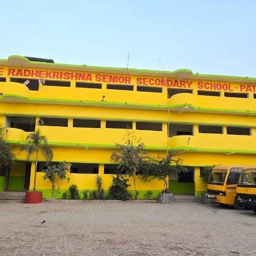 देवरिया में इंटर अंग्रेजी परीक्षा में बंद मिले सीसीटीवी:केंद्र व्यवस्थापक से मांगा स्पष्टीकरण, फुटेज जमा करने का निर्देश