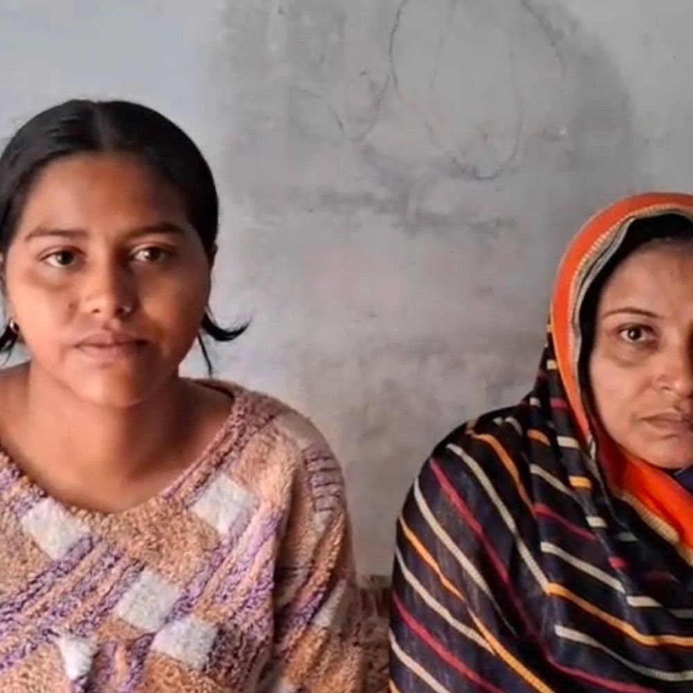 रायबरेली में 11वीं की छात्रा को परीक्षा देने से रोका:61 हजार फीस बकाया; छात्रा बोली-प्रिंसिपल ने कहा तुम इस स्कूल में पढ़ने लायक नहीं