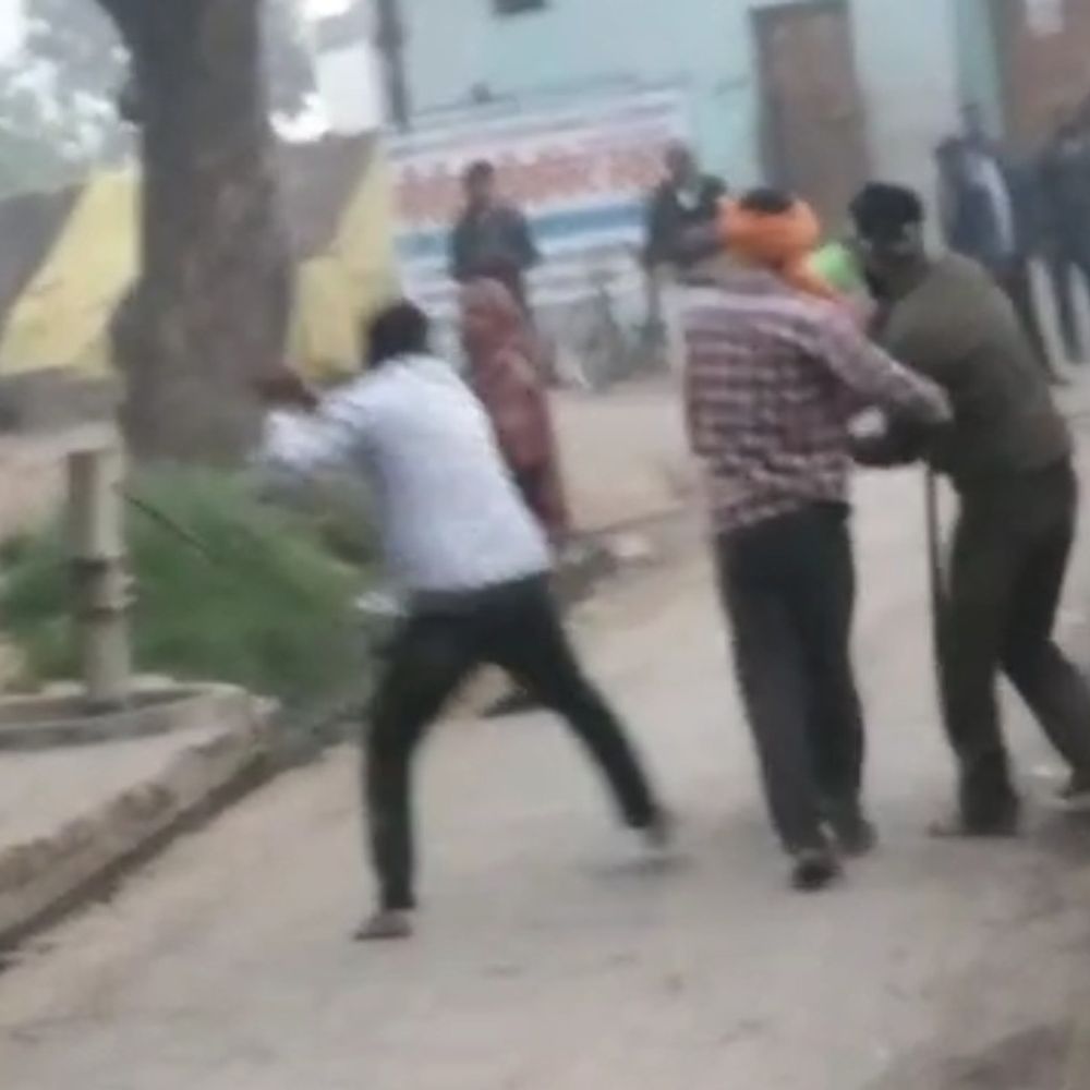 हाथरस में पुरानी रंजिश को लेकर मारपीट:पुननेर गांव में लाठी-डंडे चले, कई घायल, वीडियो भी आया सामने
