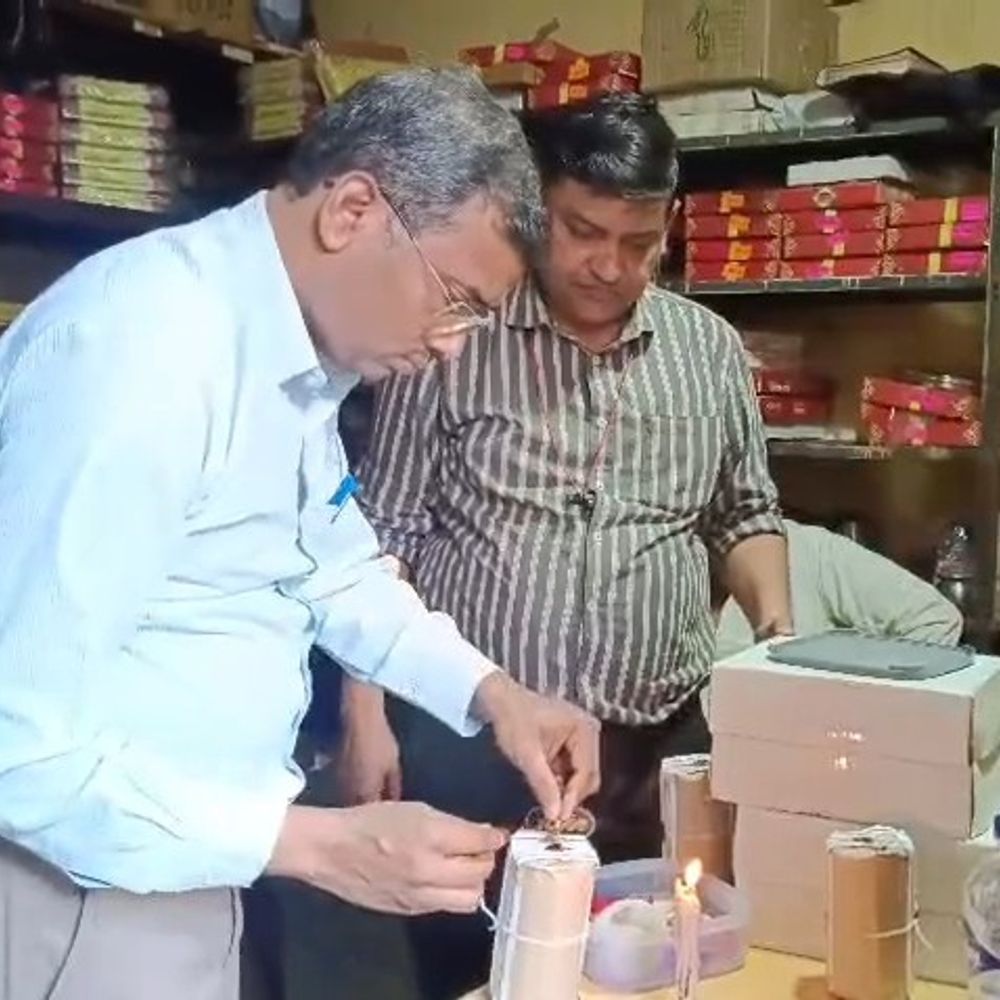 नोएडा में 100 किलो गुलाब जामुन नष्ट:होली से पहले खाद्य सुरक्षा विभाग की छापेमारी, रिफाइंड तेल सीज