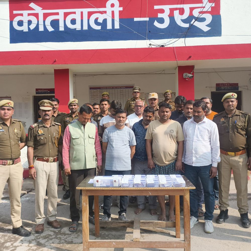 उरई में जुआ खेलते 11 लोग गिरफ्तार:3.05 लाख रुपये नकद, ताश की गड्डियां और मोबाइल बरामद