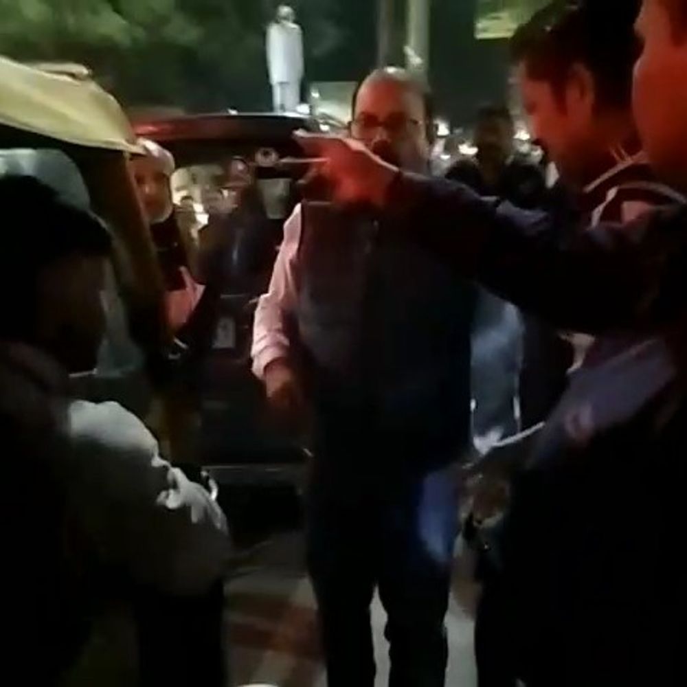 सीतापुर में ऑटो-कार टक्कर के बाद मारपीट:कार चालक ने महिला को थप्पड़ मारा, पुलिस जांच में जुटी