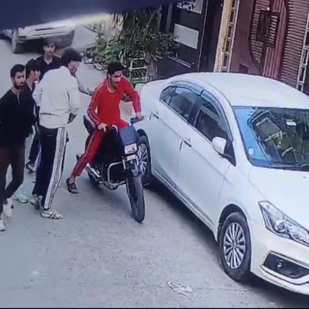 मुजफ्फरनगर की पॉश कॉलोनी में मारपीट-फायरिंग, VIDEO:दो गुटों में बवाल के बाद चली गोली, बिजली मीटर में जाकर लगी