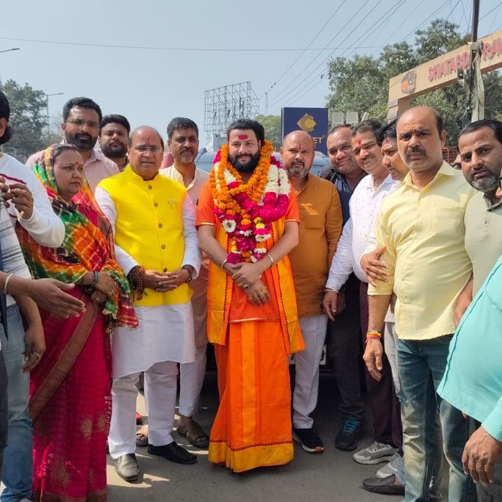 कानपुर में महामंडलेश्वर स्वामी आशुतोष नाथ का भव्य स्वागत:जगह-जगह हुई पुष्प वर्षा, भक्तों ने खेली फूलों की होली