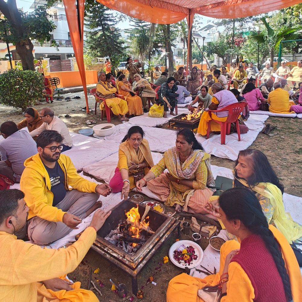 गोमतीनगर में पंच कुंडीय गायत्री यज्ञ:सुख-समृद्धि और शांति के लिए सैकड़ों लोगों ने दी आहुति