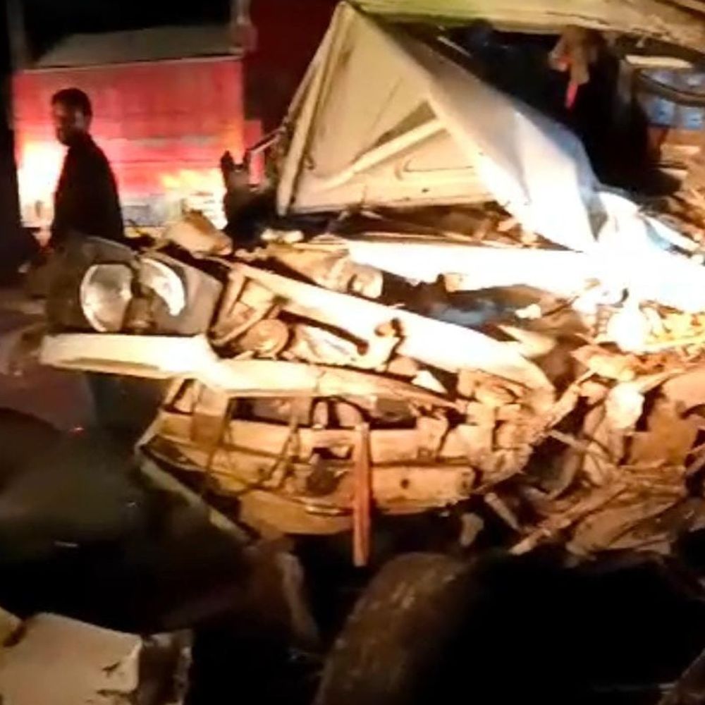 पीलीभीत में भीषण सड़क हादसा, एक की मौत:तेज रफ्तार पिकअप गन्ना ट्रॉली में घुसी, चालक गंभीर