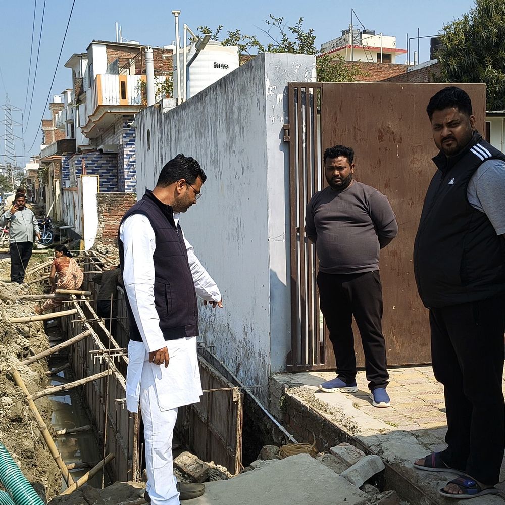 आम आदमी पार्टी ने नाला निर्माण में अनियमितता का आरोप:मऊ में धीमी गति और घटिया काम पर आंदोलन की चेतावनी